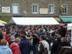 la place du centre de saint briac et un public très nombreux